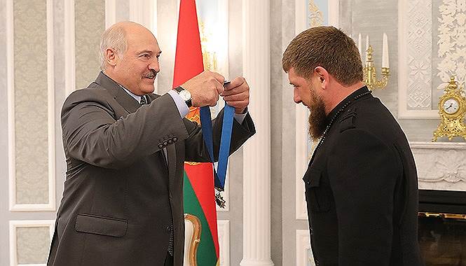 Президент Белоруссии Александр Лукашенко (слева) и глава Чечни Рамзан Кадыров
