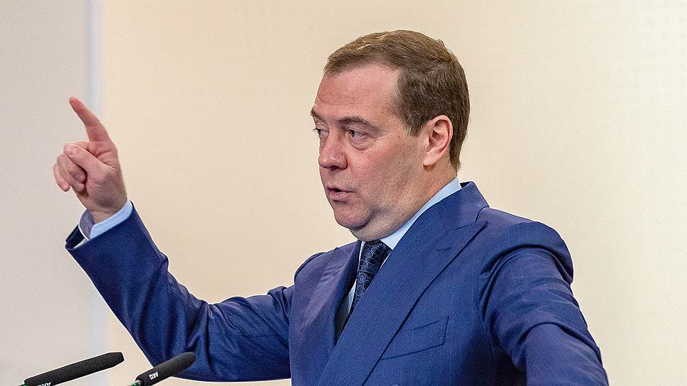 Медведев показал карту россии. Медведев 1995. Медведев 1999.