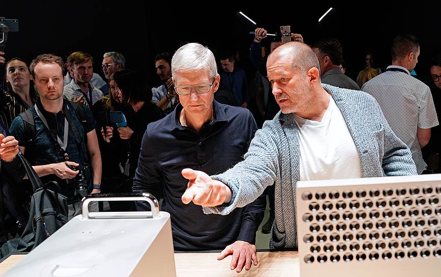 Глава Apple Тим Кук (слева) и директор по дизайну Apple Джонатан Айв