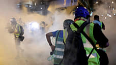 Полиция Гонконга прогнала протестующих из парламента с помощью слезоточивого газа