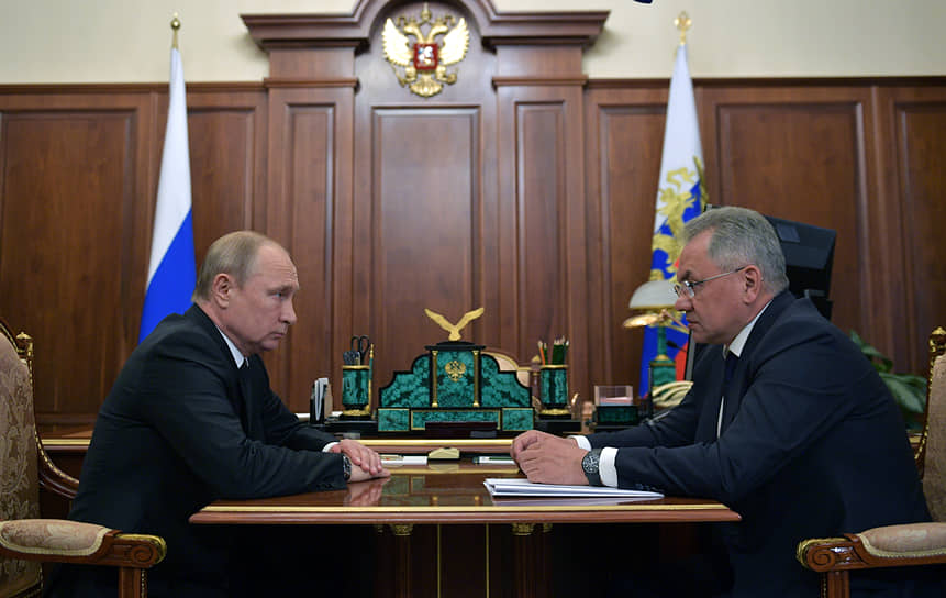 Президент России Владимир Путин (слева) и министр обороны Сергей Шойгу