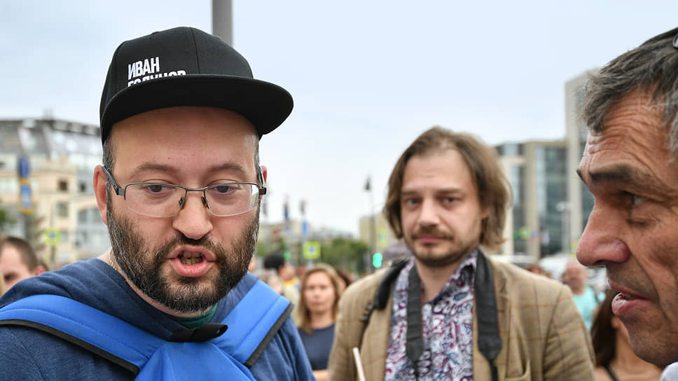 Илья Азар (слева) на акции в поддержку Ивана Голунова 12 июня
