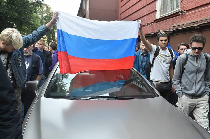 Протестующие с флагом России 