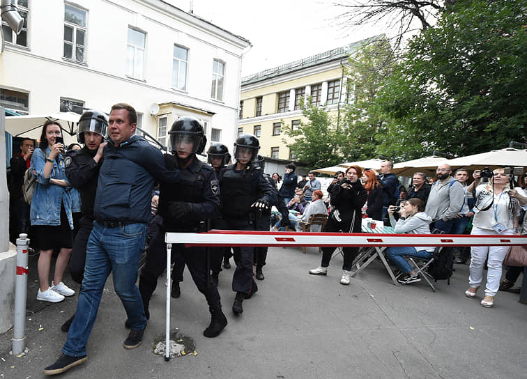 Задержания протестующих у здания Мосгоризбиркома