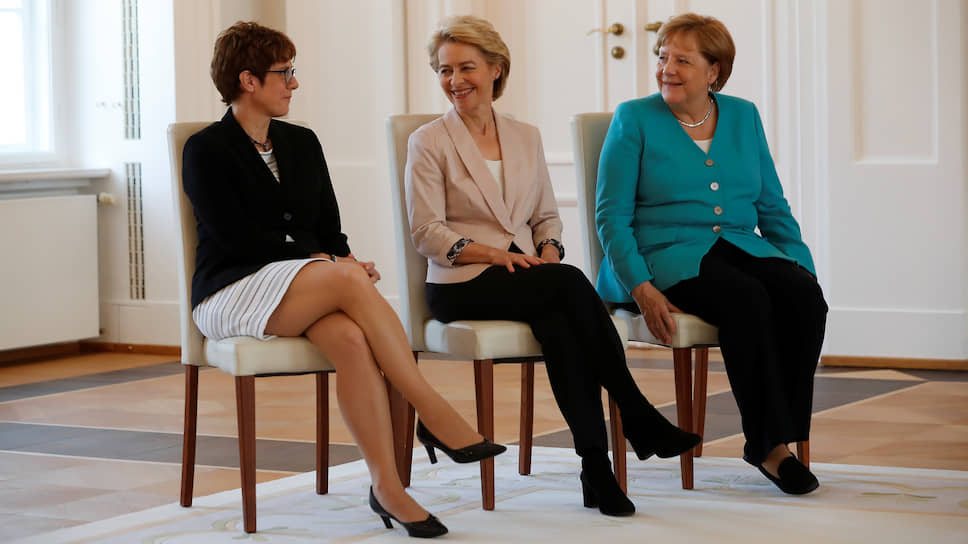 Слева направо: министр обороны Германии Аннегрет Крамп-Карренбауэр, глава Еврокомиссии Урсула фон дер Ляйен, канцлер ФРГ Ангела Меркель