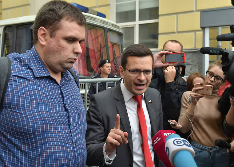 Снятые с выборов кандидаты в депутаты Мосгордумы Константин Янкаускас (слева) и Илья Яшин
