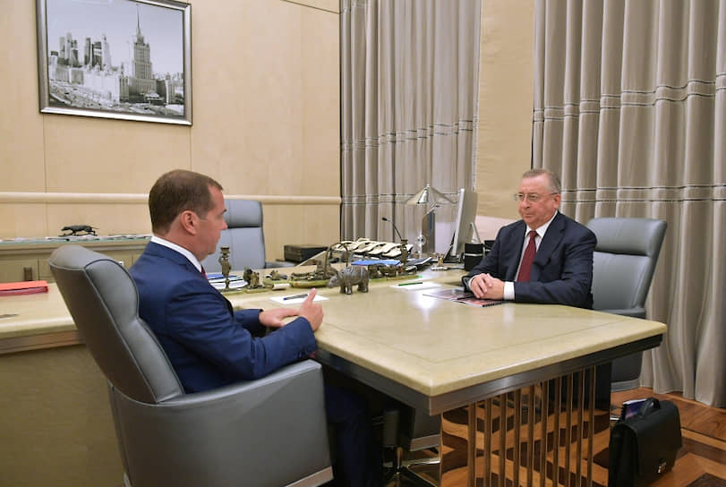 Премьер-министр Дмитрий Медведев и президент «Транснефти» Николай Токарев