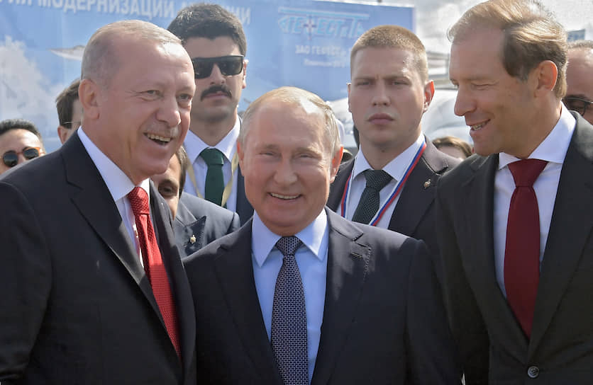 Президент Турции Реджеп Тайип Эрдоган, президент России Владимир Путин и министр промышленности и торговли России Денис Мантуров
