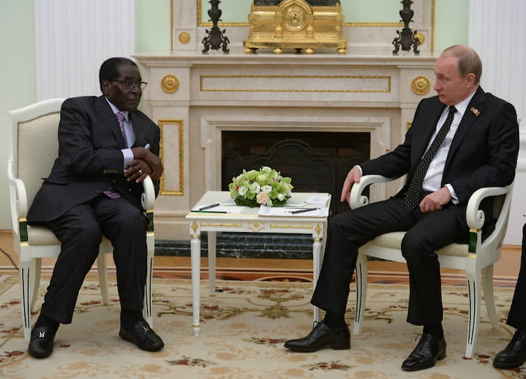 Роберт Мугабе и Владимир Путин во время встречи в Кремле 10 мая 2015 года