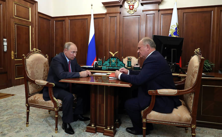 Президент России Владимир Путин (слева) и председатель ЦК КПРФ Геннадий Зюганов