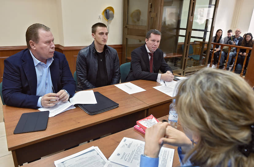 Осужденный актер Павел Устинов (в центре) и адвокаты: Анатолий Кучерена (слева) и Дмитрий Чешков