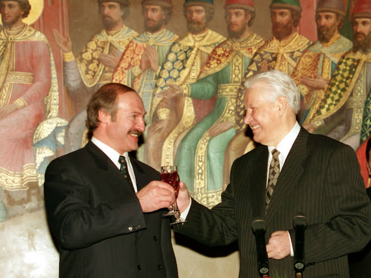 Президенты Белоруссии и России Александр Лукашенко и Борис Ельцин на церемонии подписания Союзного договора 2 апреля 1997 года