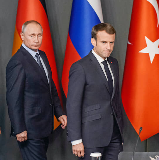 Президенты России и Франции Владимир Путин (слева) и Эмманюэль Макрон