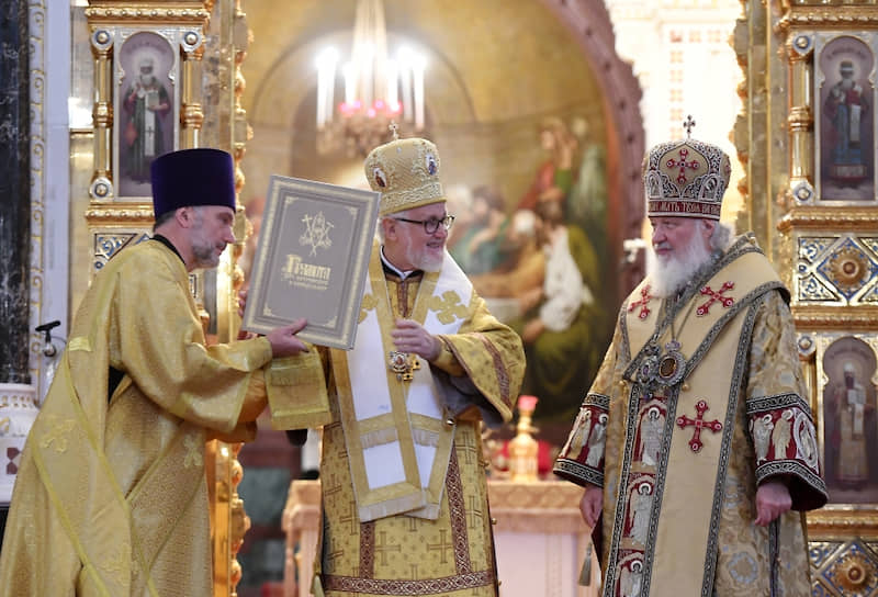 Патриарх Московский и всея Руси Кирилл (справа) и архиепископ Дубнинский Иоанн (в центре)