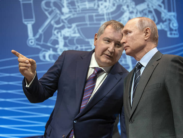 Гендиректор «Роскосмоса» Дмитрий Рогозин (слева) и президент России Владимир Путин в апреле 2019 года во время посещения «НПО Энергомаш»