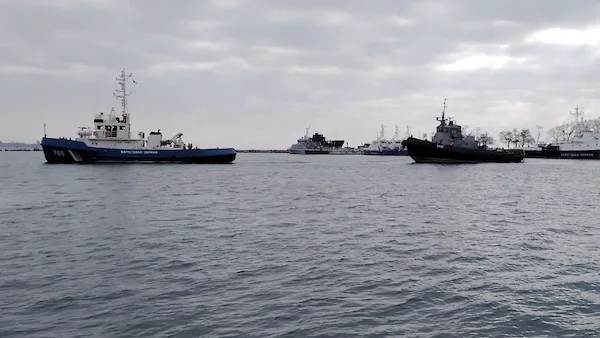 Украинские военные корабли покидают Керчь