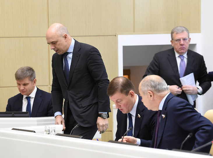 Первый вице-премьер, министр финансов России Антон Силуанов (второй слева) и председатель Счетной палаты Алексей Кудрин (справа)