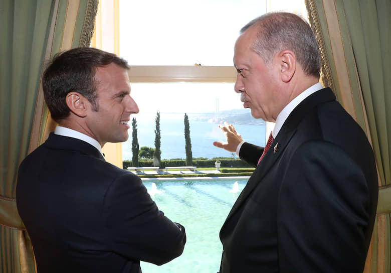 Президент Турции Реджеп Тайип Эрдоган (справа) и его французский коллега Эмманюэль Макрон