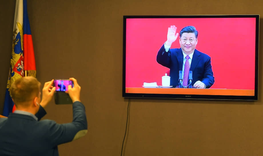 Председатель КНР Си Цзиньпин во время телемоста