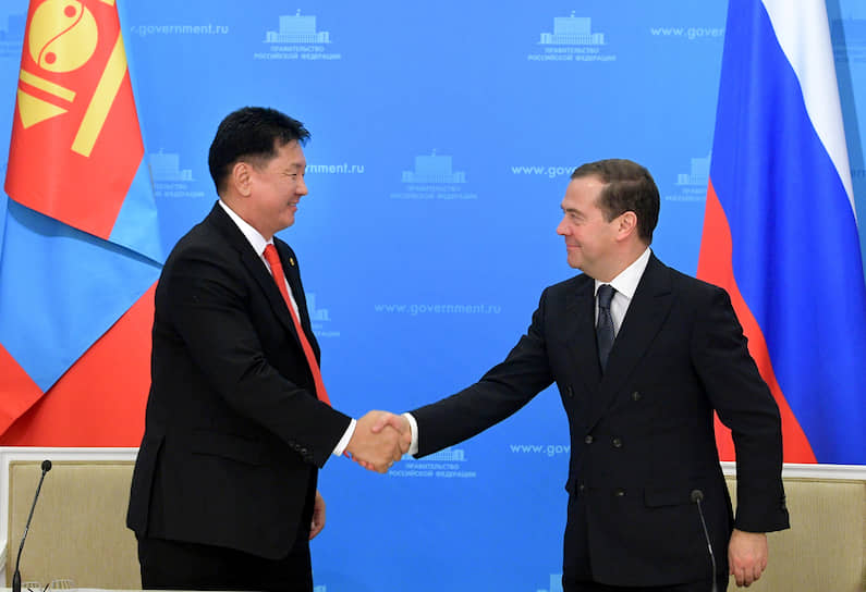 Премьер-министры Монголии и России Ухнагийн Хурэлсух (слева) и Дмитрий Медведев