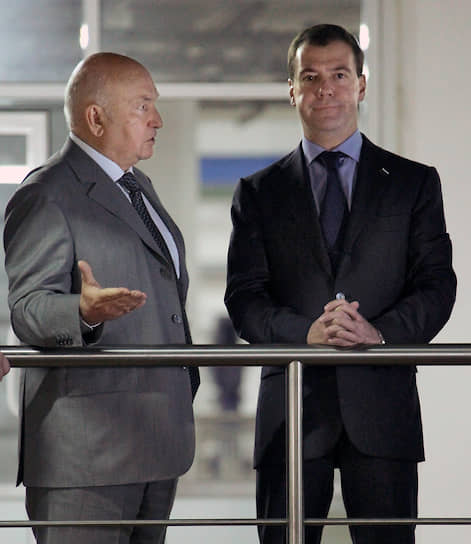 Мэр Москвы Юрий Лужков (слева) и Дмитрий Медведев (на тот момент президент России — справа) в 2010 году во время посещения Юго-Западной водопроводной станции (ЮЗВС)