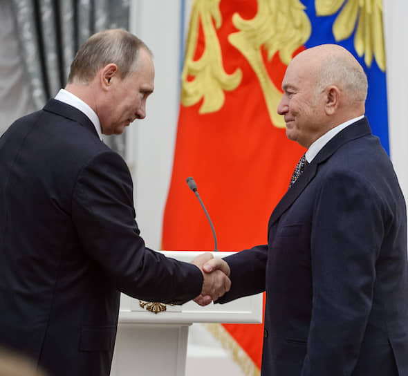 Президент России Владимир Путин и бывший мэр Москвы Юрий Лужков