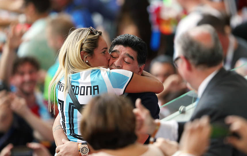 Диего Марадона с женщиной в майке с его фамилией