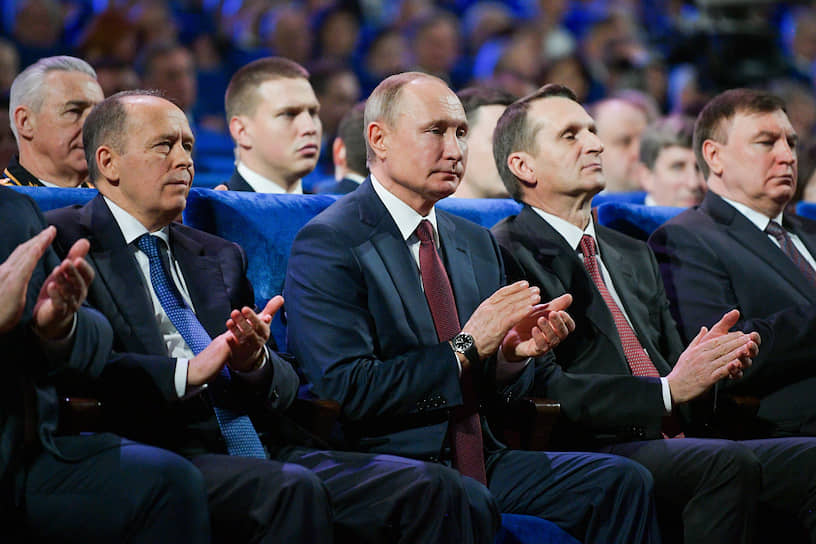 Слева направо: директор ФСБ Александр Бортников, президент России Владимир Путин, руководитель Службы внешней разведки Сергей Нарышкин