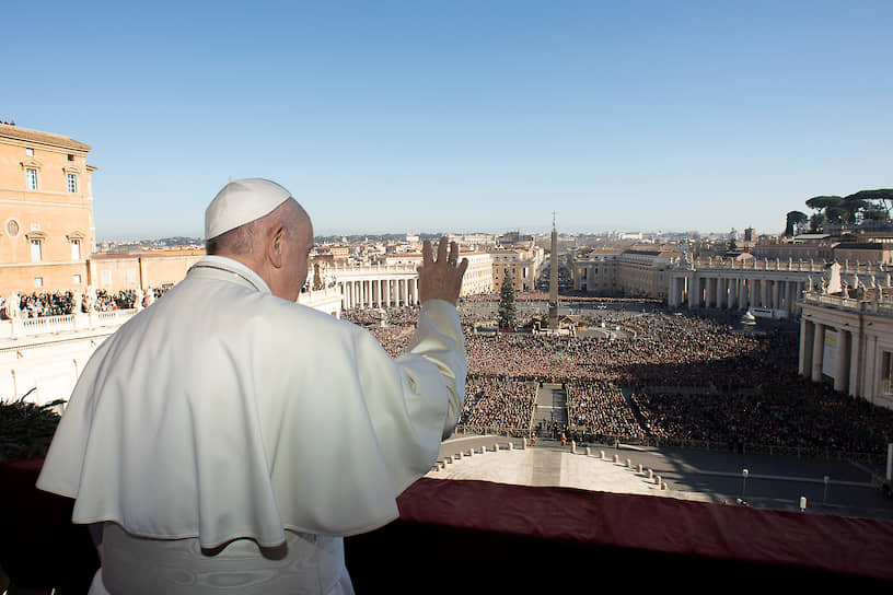 Папа римский Франциск обращается к верующим с рождественским посланием