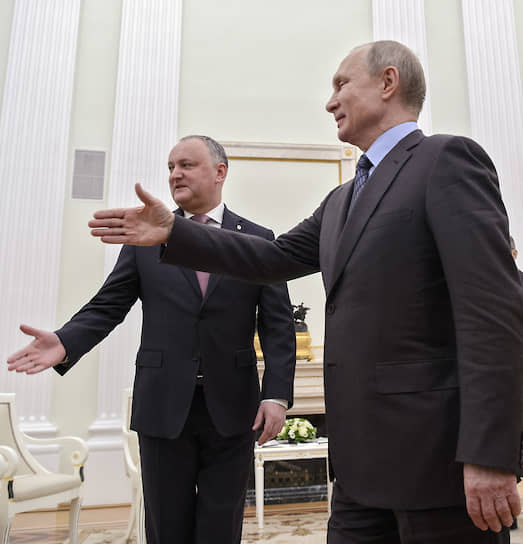 Президент Молдавии Игорь Додон (слева) и президент России Владимир Путин