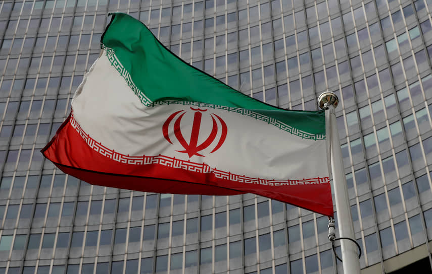 Флаг Ирана напротив штаб-квартиры Международного агентства по атомной энергии в Вене 
