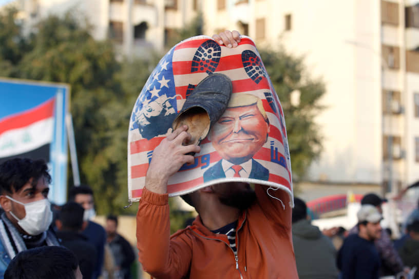 Протестующий у посольства США в Багдаде 1 января