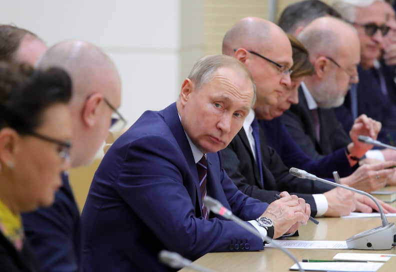 Президент России Владимир Путин на встрече с рабочей группой по подготовке предложений о внесении поправок в Конституцию