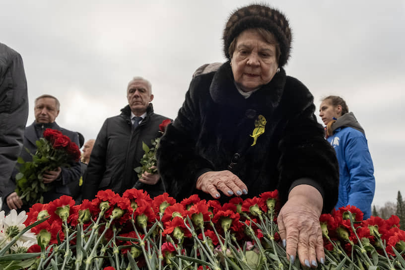 Церемония возложения цветов к монументу «Мать-Родина» на Пискаревском мемориальном кладбище