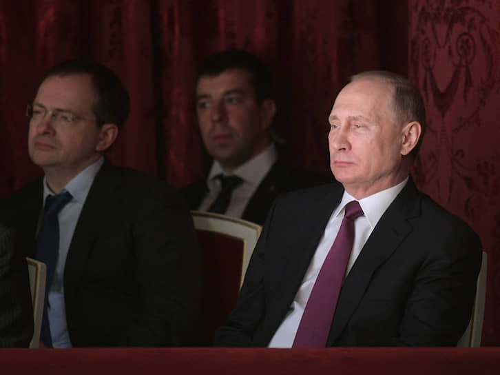 Президент России Владимир Путин и бывший министр культуры Владимир Мединский (слева)
