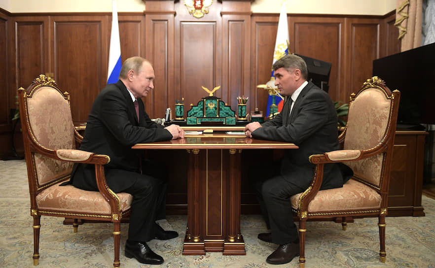 Президент России Владимир Путин (слева) и временно исполняющий обязанности главы Чувашской Республики Олег Николаев