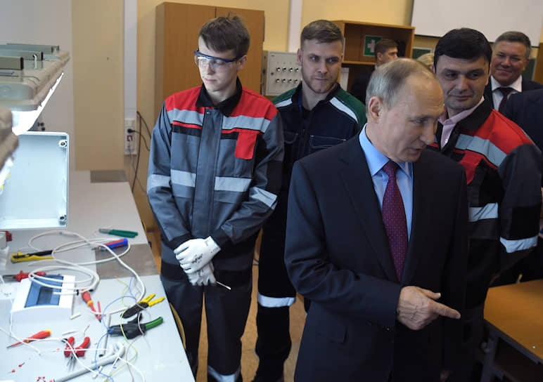 Президент России Владимир Путин во время поездки в Череповец 4 февраля
