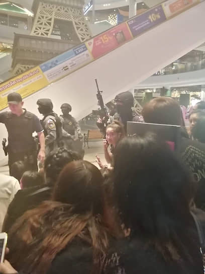 Эвакуация людей из торгового центра