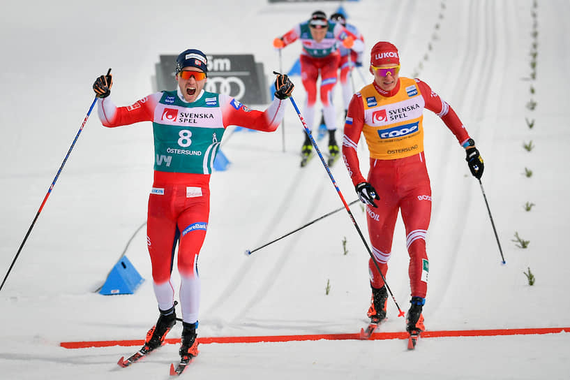 Норвежский и российский лыжники Пол Голберг (слева) и Александр Большунов