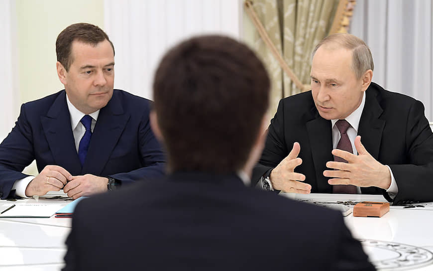 Заместитель председателя Совета безопасности России Дмитрий Медведев (слева) и президент России Владимир Путин