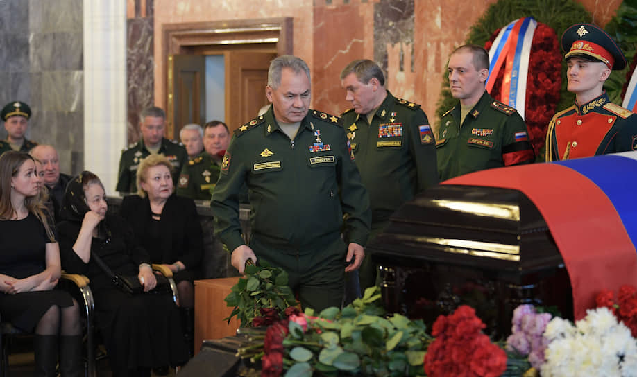 Министр обороны России Сергей Шойгу (в центре) и начальник Генерального штаба Вооруженных сил Валерий Герасимов (третий справа)
