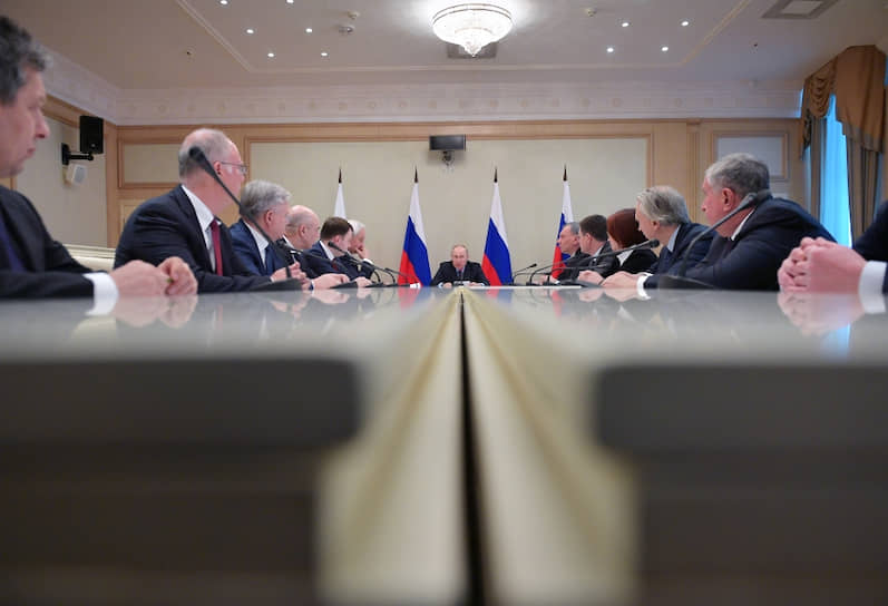 Президент России Владимир Путин проводит совещание по ситуации на глобальных сырьевых рынках в связи с коронавирусом