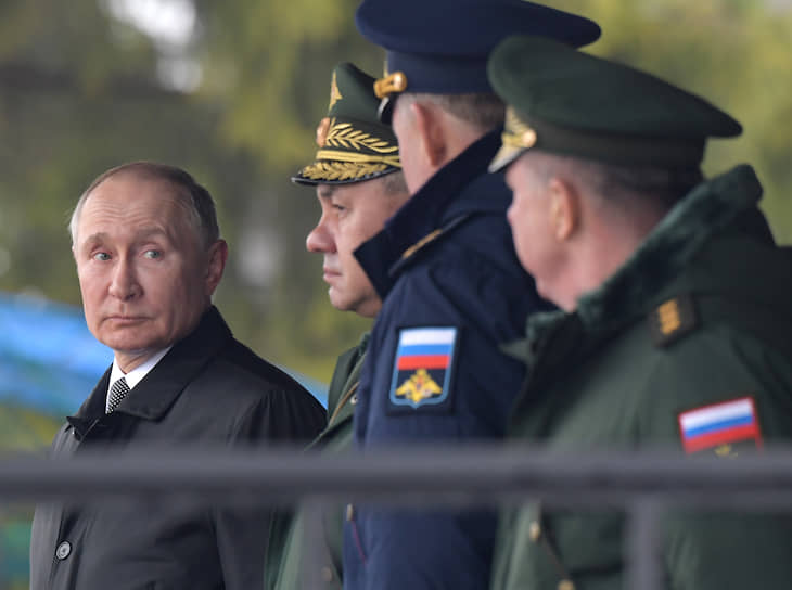 Президент России Владимир Путин (слева) и министр обороны Сергей Шойгу (в центре)