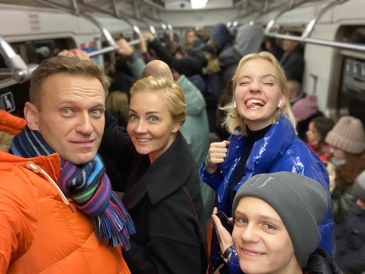 Оппозиционер Алексей Навальный с женой Юлией и детьми — Дарьей и Захаром