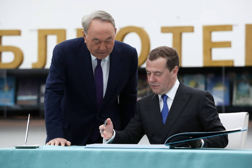Первый президент Казахстана - лидер нации Нурсултан Назарбаев и заместитель председателя Совета безопасности России Дмитрий Медведев