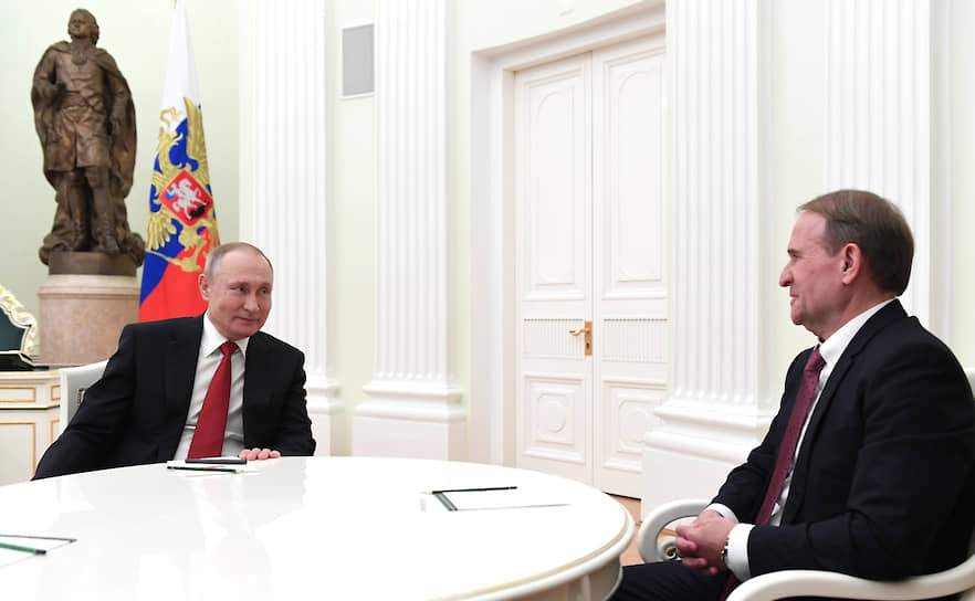 Президент России Владимир Путин (слева) и глава политсовета украинской партии «Оппозиционная платформа—За жизнь» Виктор Медведчук
