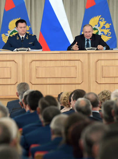 Генеральный прокурор России Игорь Краснов (слева) и президент России Владимир Путин