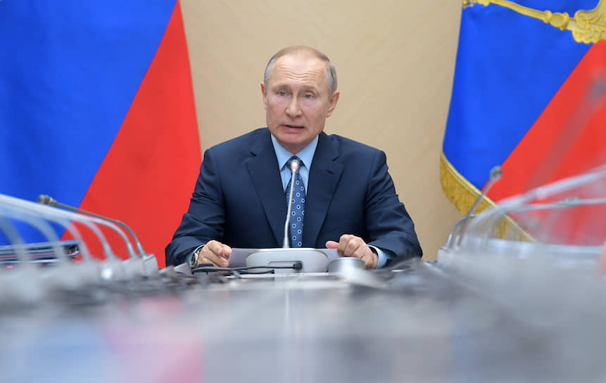  Президент России Владимир Путин во время совещания с членами правительства