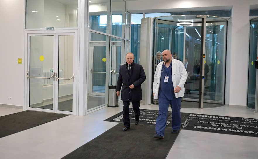 Президент России Владимир Путин (слева) и главврач больницы в Коммунарке Денис Проценко