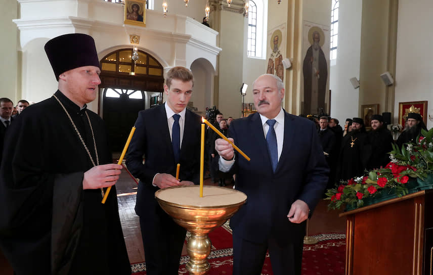 Президент Белоруссии Александр Лукашенко со своим сыном Николаем